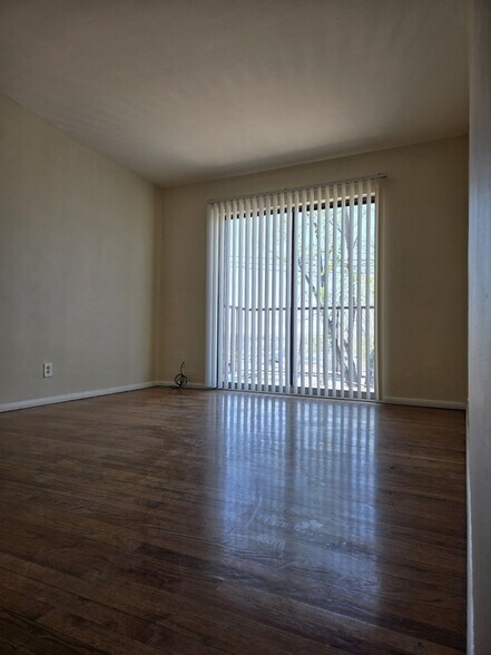 Building Photo - 4300 Fairview Ave