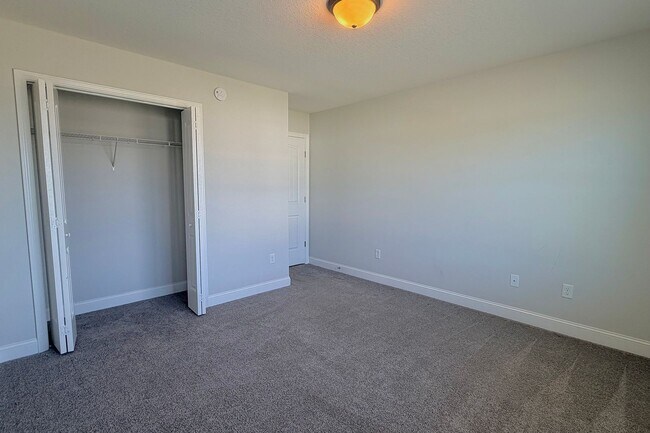 Building Photo - AVAILABLE NOW! (Pets Considered)