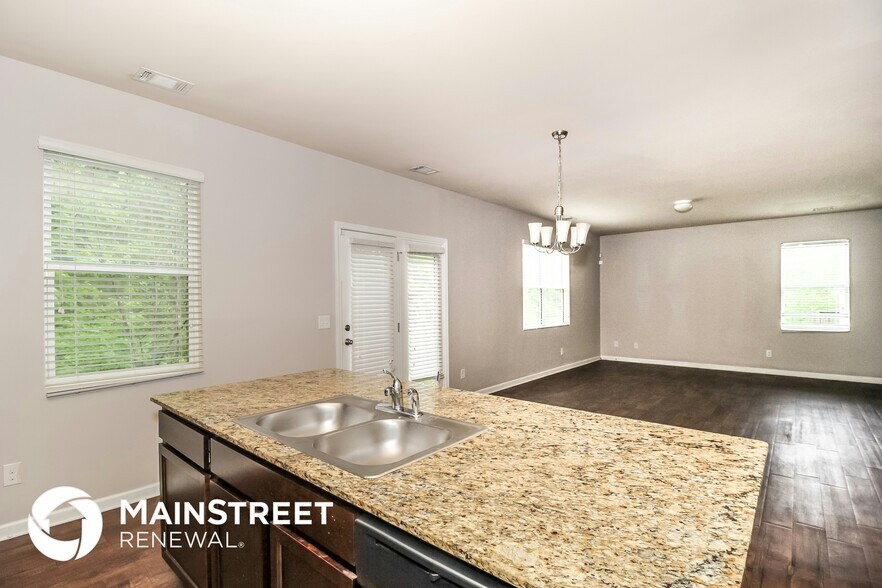 Building Photo - 2944 S Hills