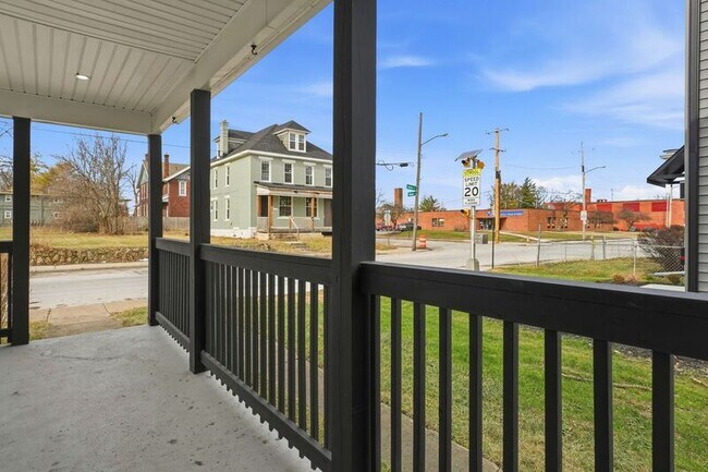 Building Photo - 522 Kelton Ave