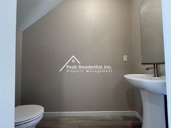 Building Photo - Updated Lincoln 4bd/2.5ba House With 2 Car...