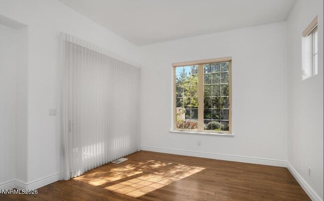 Building Photo - 4690 Aberfeldy Rd