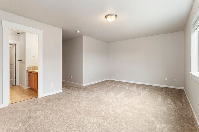 Building Photo - 4 bedrooms 2.5 bath, fenced backyard, AC, ...