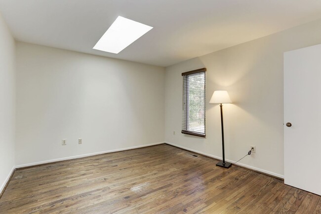 Building Photo - 3 Bed 2 Full Bath 2 Half Bath - North Beth...