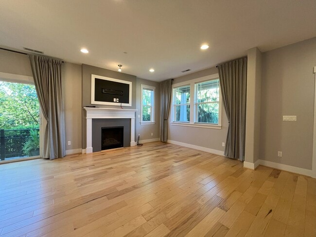 Building Photo - Modern 4-Bedroom End Unit with Community A...