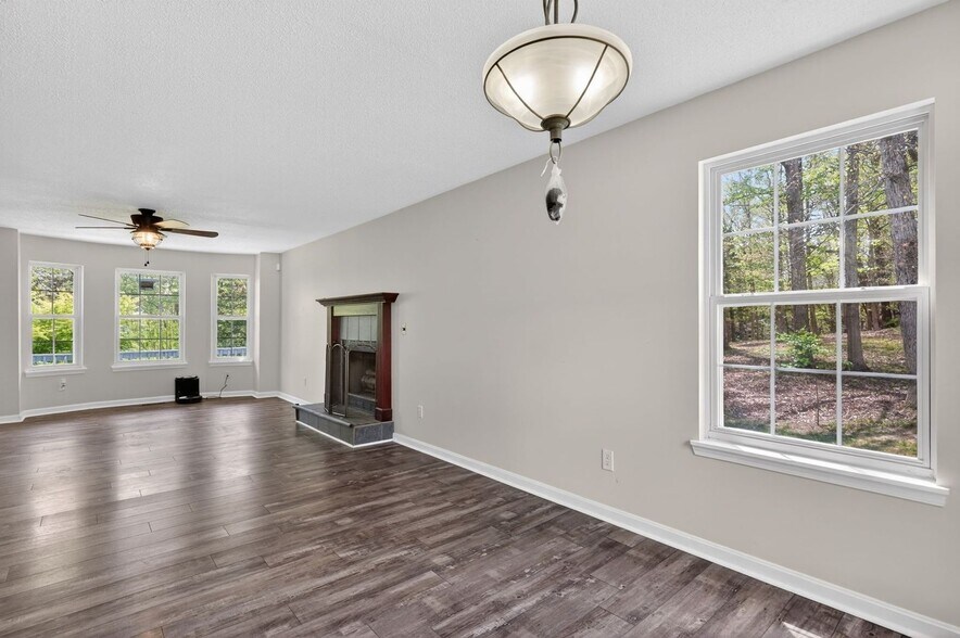 Building Photo - 373 Redwing Rd