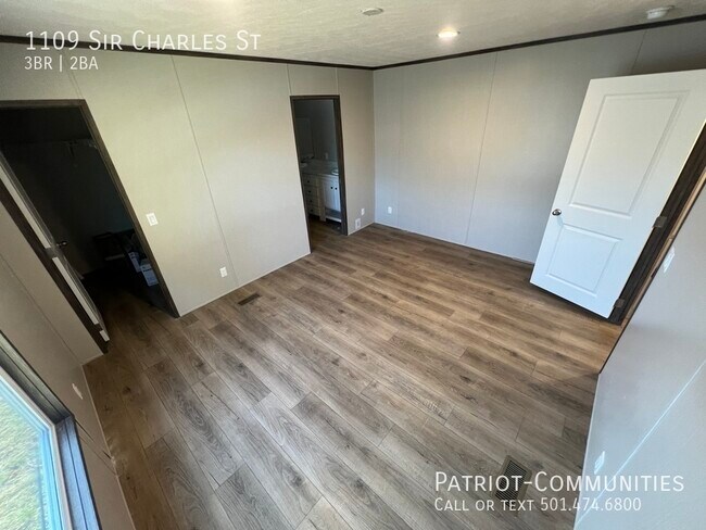 Building Photo - 1109 Sir Charles St