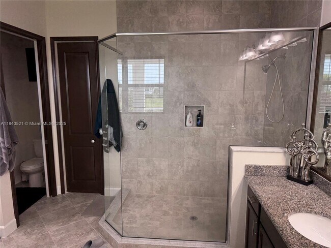 Building Photo - 14814 Wildwood Cir
