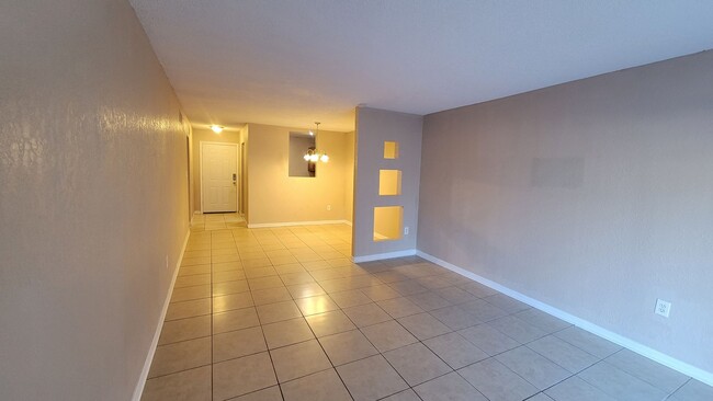 Building Photo - First Floor 1 Bedroom, 1 Bathroom Condo in...