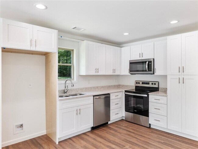 Building Photo - 8083 Beachwood Dr
