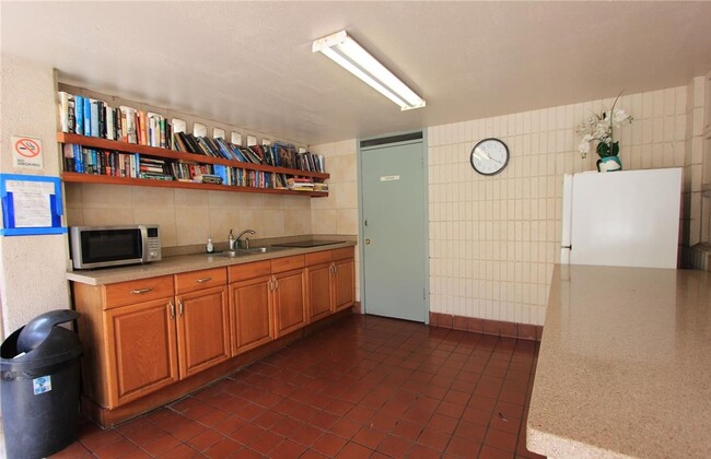 Building Photo - Spacious, pet friendly, Summer Palace unit...