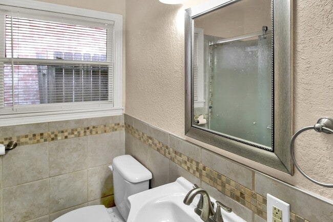 Building Photo - 110 Pamellia Dr