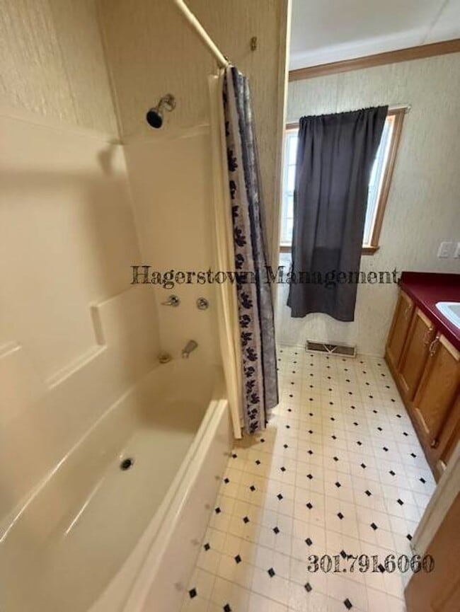 Building Photo - 3 Bedroom, 2 Bath Manufactured Home in Highland Manor