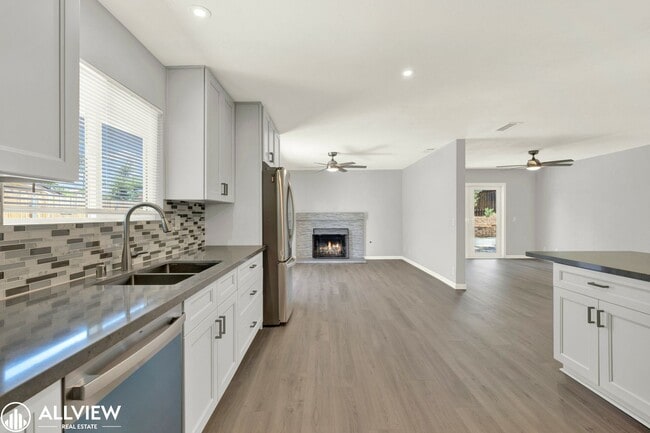 Building Photo - Newly Remodeled 4-Bedroom Gem with Spaciou...