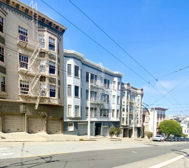 Building Photo - 1BR/1BA. Bay Windows, Laundry On-Site. GAR...