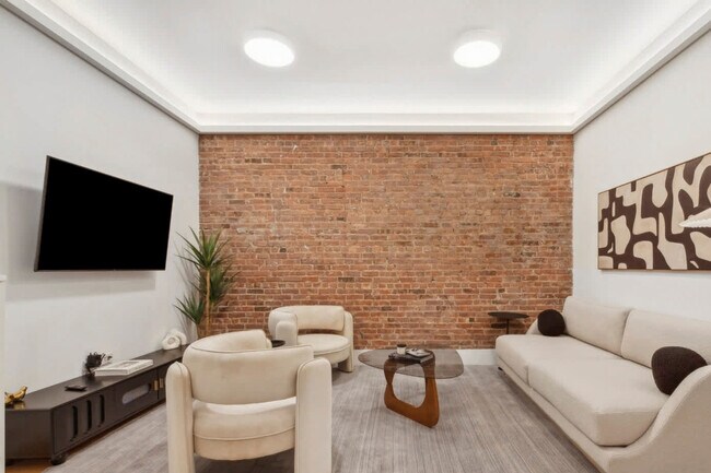 Building Photo - 125 E 83rd St