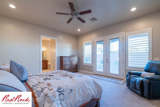 Building Photo - Stunning 3 Bedroom Fully Furnished Home. C...