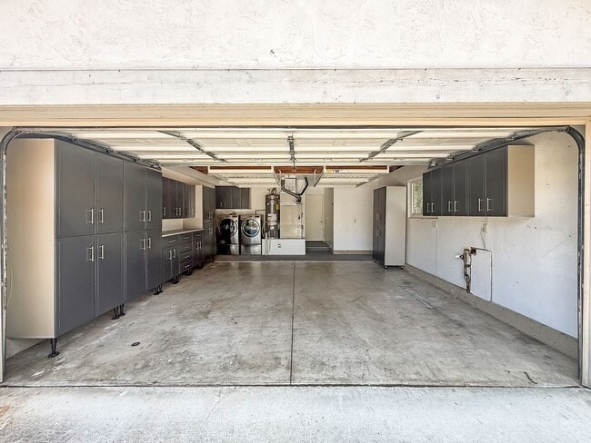 Building Photo - Beautiful 3B/2BA House w/ Attached Garage ...