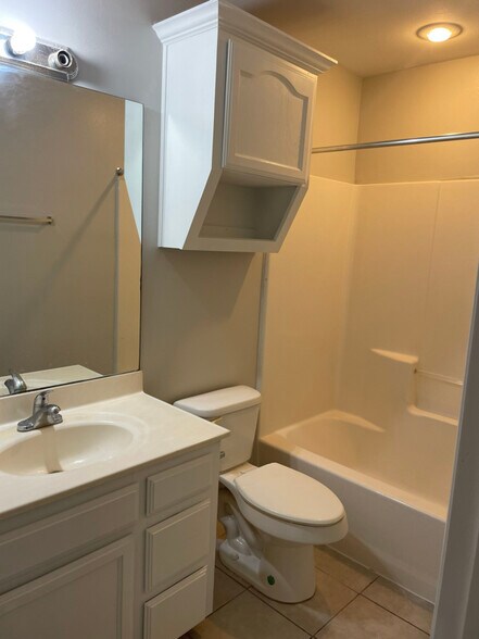 Building Photo - 717 S O' Hare Dr