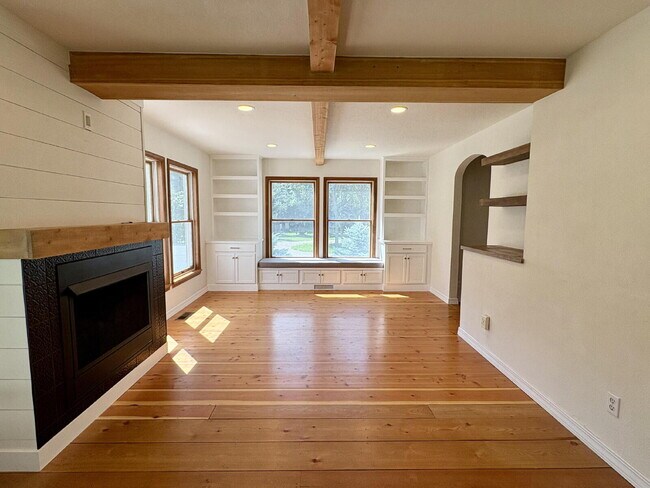 Building Photo - Spacious home in country setting, yet close to amenities