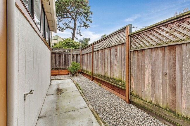 Building Photo - Updated 2 Bedroom Home with Garage in Lowe...