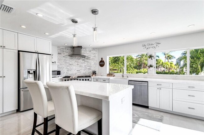 Building Photo - 2948 NE 35th Ct