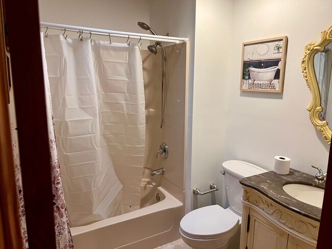 Building Photo - One Level Home! 3bed/1 bath with extra-lar...