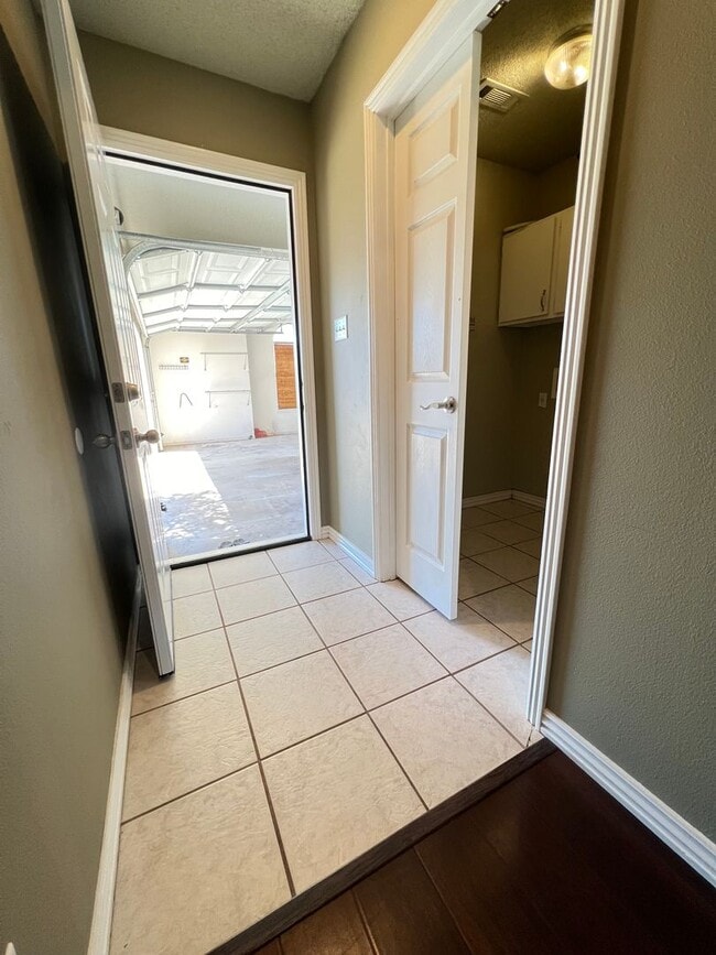 Building Photo - 3 Bed 2 Bath House Right down the road from Northridge Middle School.