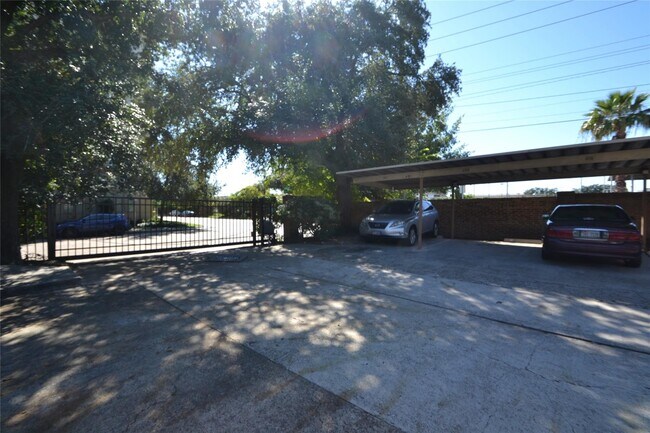 Building Photo - 2626 North Blvd