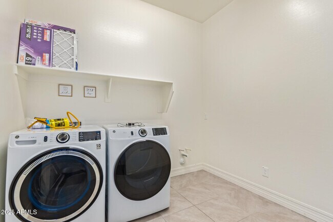 Building Photo - 2065 E Gemini Pl