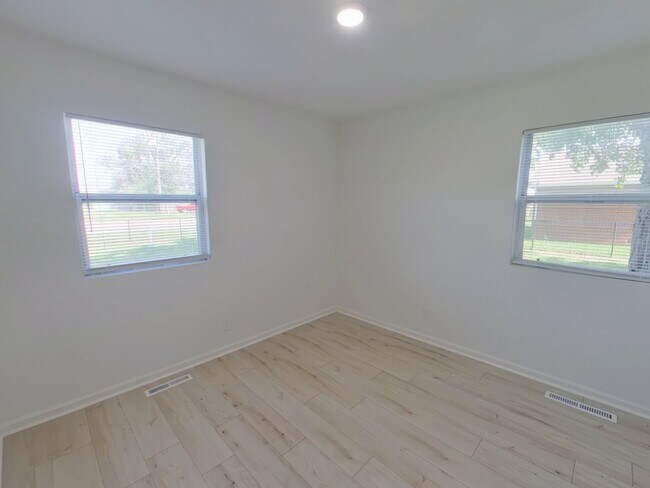 Building Photo - 5BR Renovated Home - Accepting Section 8