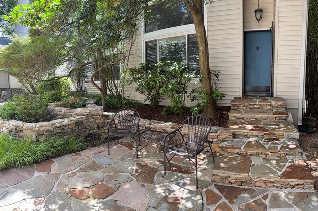 Primary Photo - Centrally Located 2 BED/1.5 BATH TOWNHOME ...