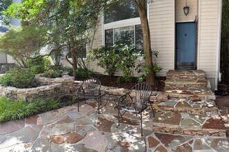 Building Photo - Centrally Located 2 BED/1.5 BATH TOWNHOME ...
