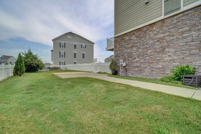 Building Photo - READY 08-17-26l!! A 3-Bedroom Townhome w/Garage in Culpepper Landing! Community Pool, Dog Park, P...
