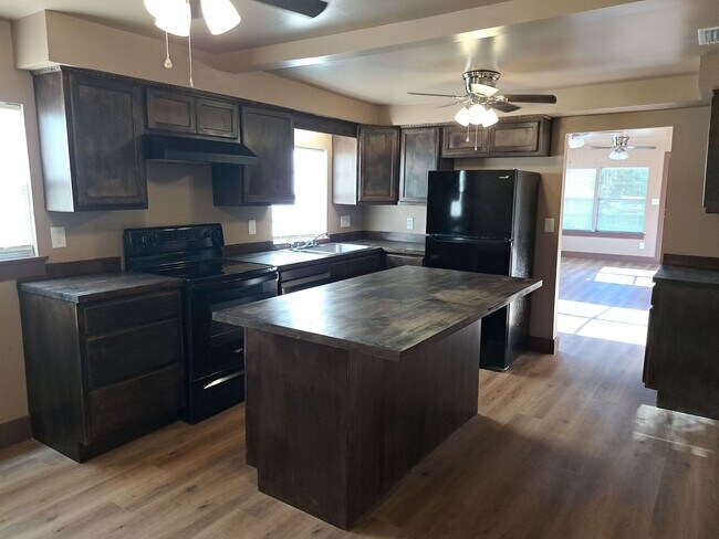 Building Photo - 523 E 8th St