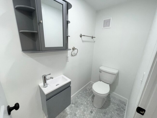 Building Photo - Newly Renovated 1 bedroom