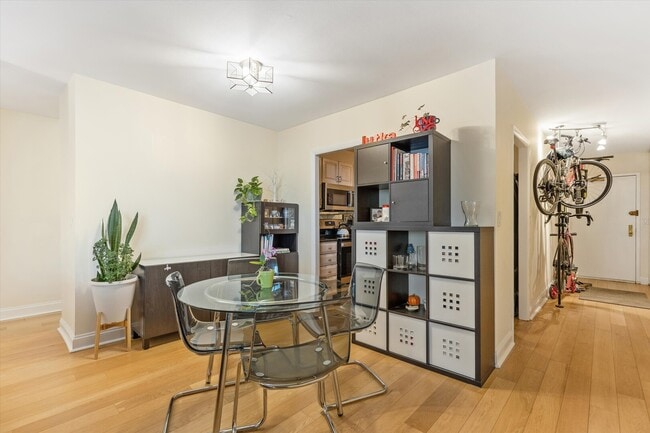 Building Photo - 1850 N Clark St