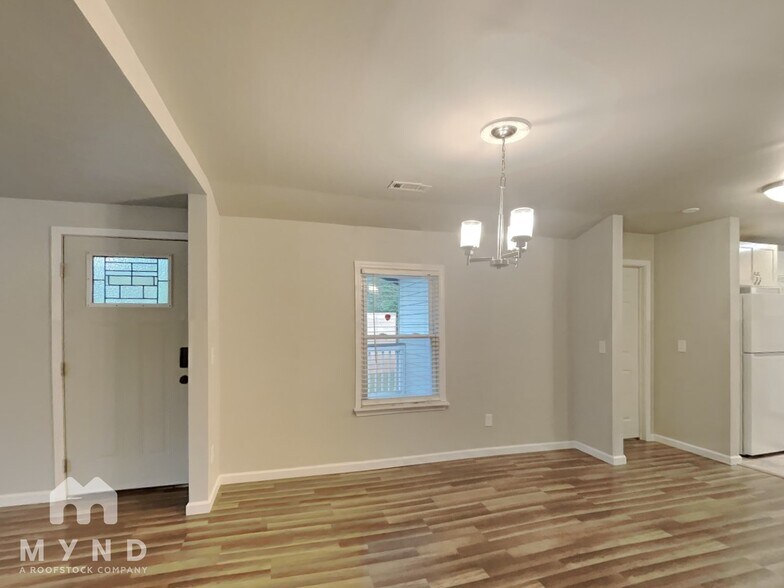 Building Photo - 710 Bluebird Dr SE