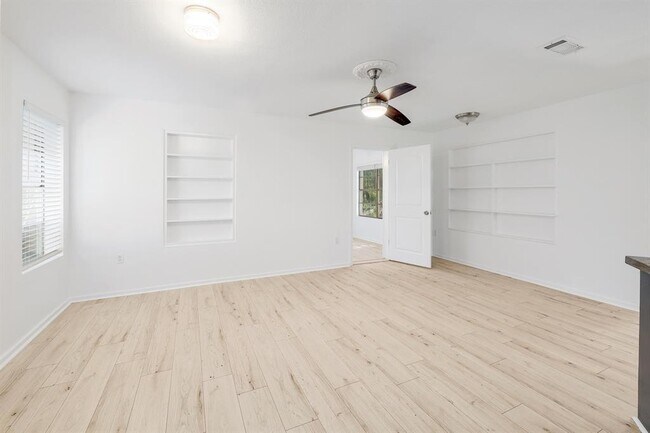 Building Photo - 18502 E Lakeview Dr