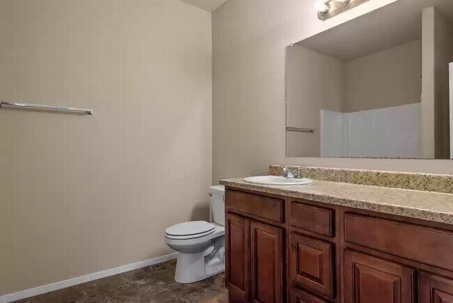 Building Photo - 906 SW Green World St