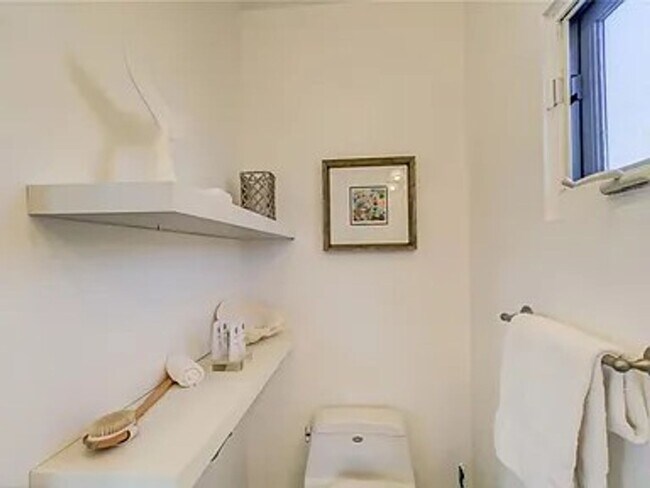 Building Photo - (Ellie:B) 900-902 Havenhurst Drive &amp; 8117 Willoughby Avenue