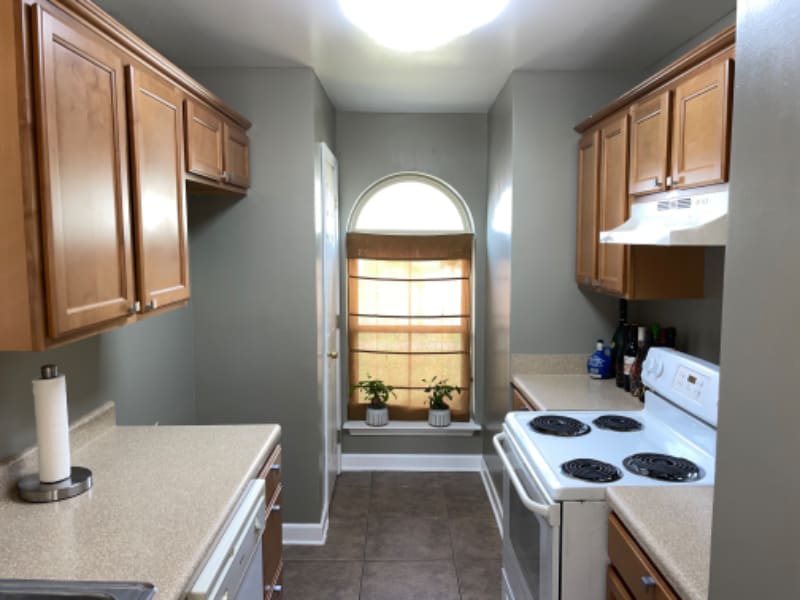 Building Photo - 3561 Kings Dr