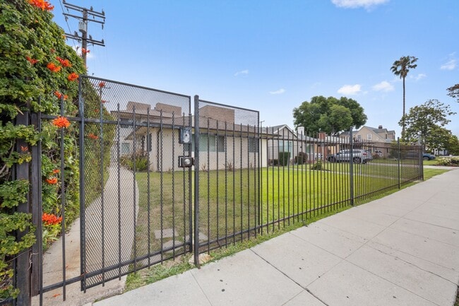 Building Photo - 8612 S 12th Ave