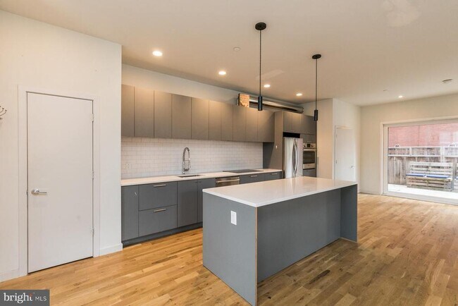 Building Photo - 2328 Memphis St