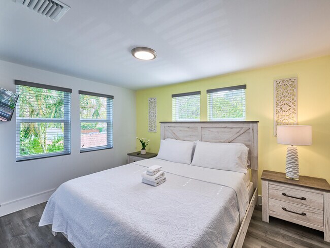 Primary Photo - 2020 Washington St