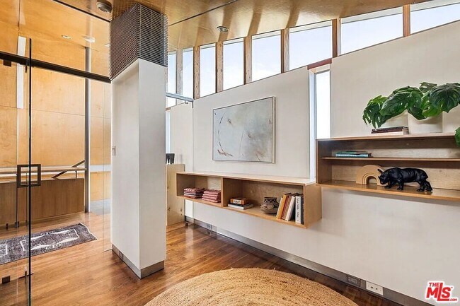 Building Photo - 724 Superba Ave