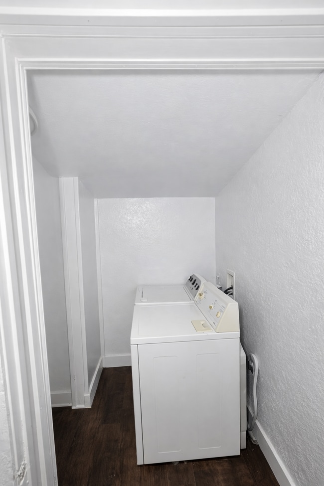 Building Photo - 645 W Davis Loop