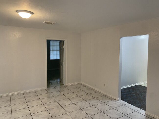 Building Photo - 511 Doverfield Dr