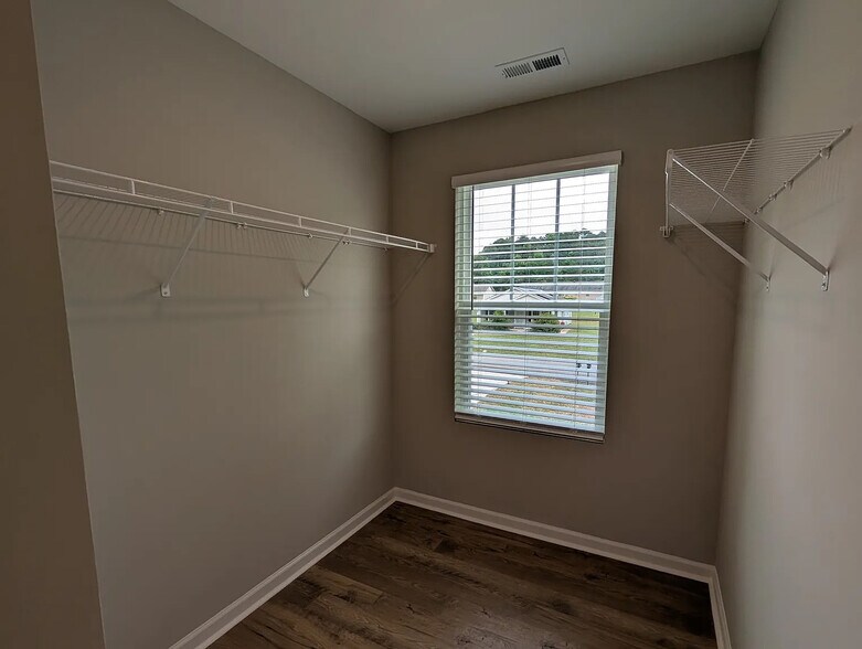 Building Photo - Room in Townhome on Reeves St
