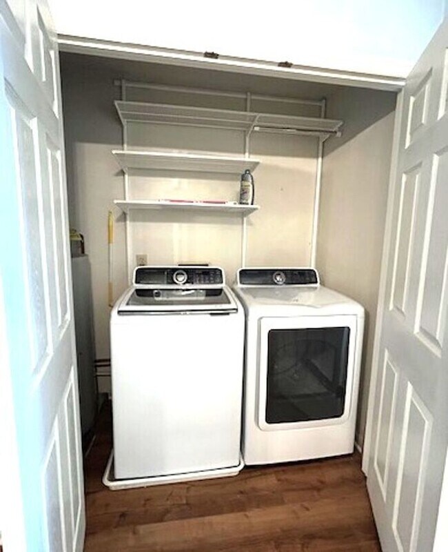 Building Photo - Townhome - 2 Bedroom 1.5 bath